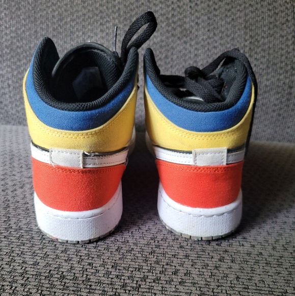 NIKE Air Jordan AJ1 Mid SE - Boys' Grade School  Size 6Y - Picture 4 of 16